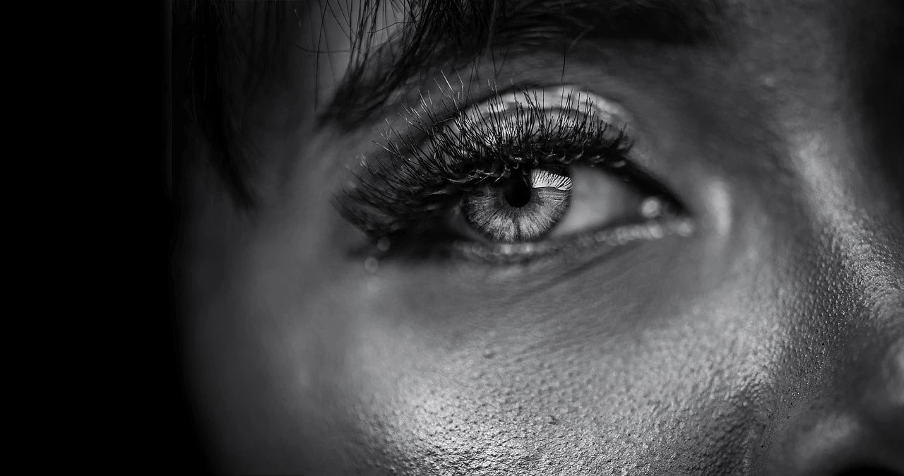 Regard intense avec cils magnétiques Eyeslayshes™ – Élégance et effet naturel