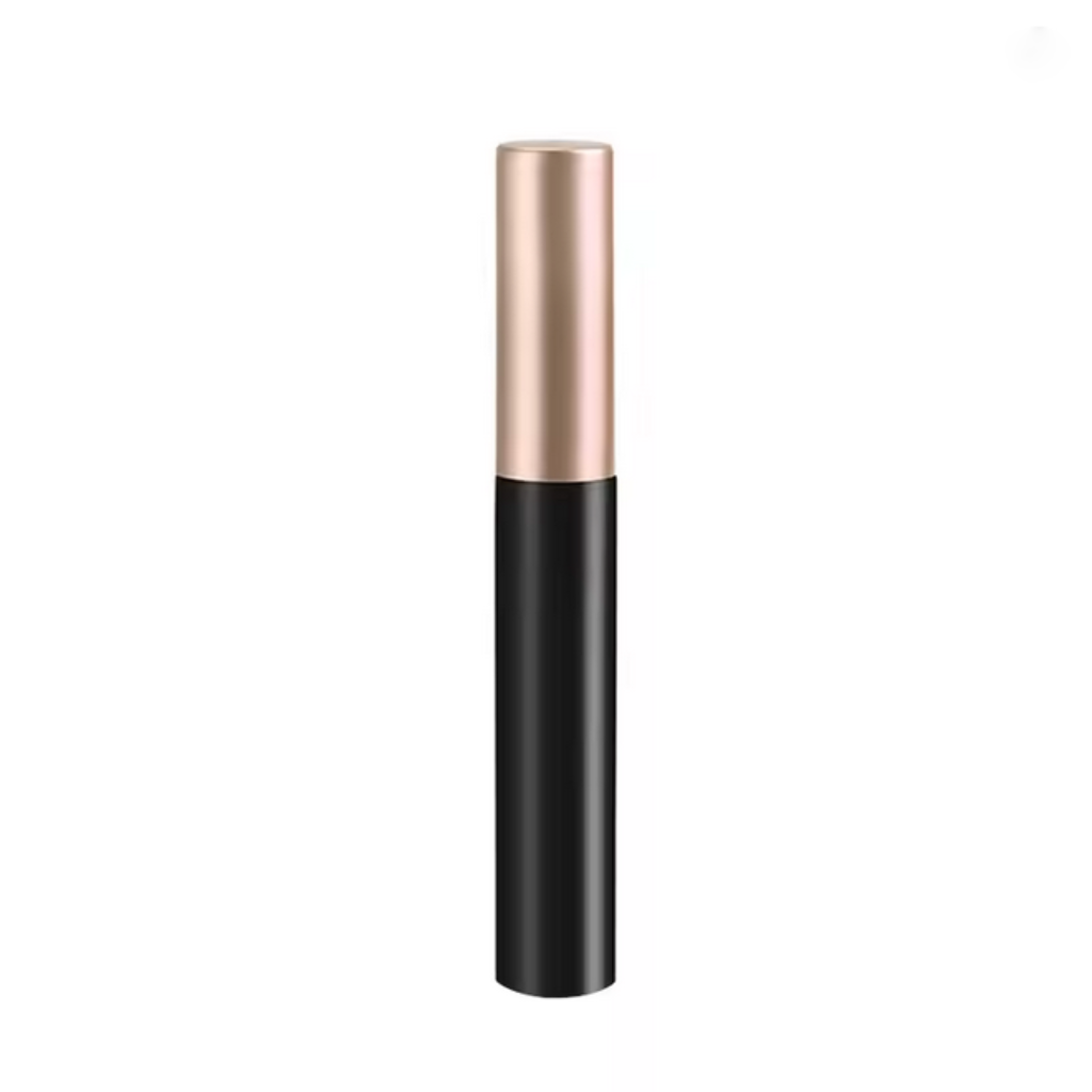 Tube d’eyeliner magnétique fermé, avec un capuchon doré et un corps noir, sur fond blanc