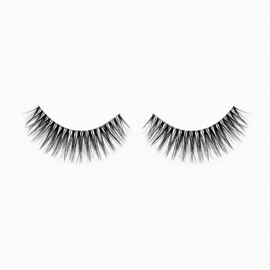 Faux cils intenses modèle 'Drama Queen', courbure marquée et volume dense.