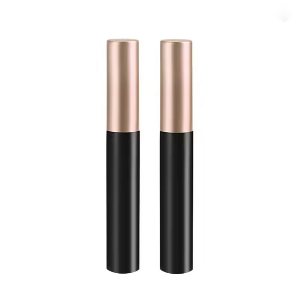 Duo de Tube d’eyeliner magnétique fermé, avec un capuchon doré et un corps noir, sur fond blanc